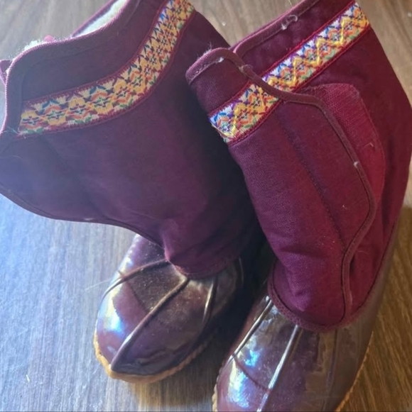 Sears Burgundy Boots with Cream Lining - Picture 1 of 2